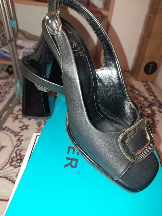 Аяқ киімдер сатылады