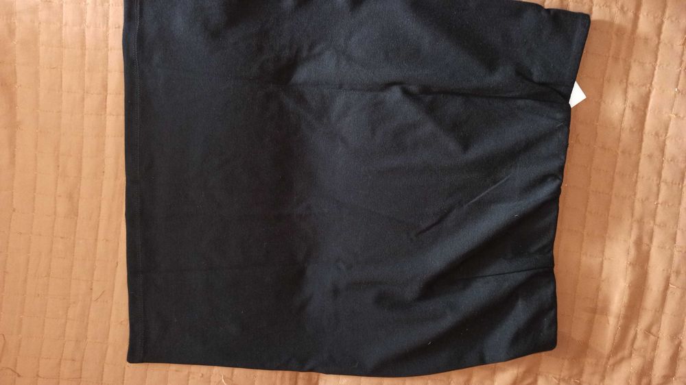 Черна пола на ластик