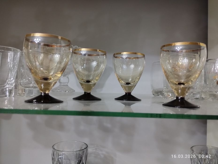 Коллекционные рюмки на чёрной ножке, золото  1960-е