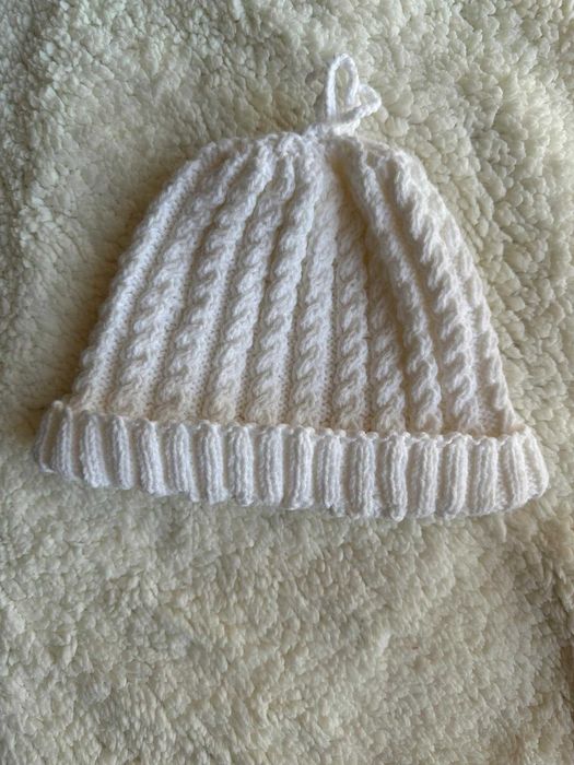 Ръчно изплетени шапки от баба с плетен помпон