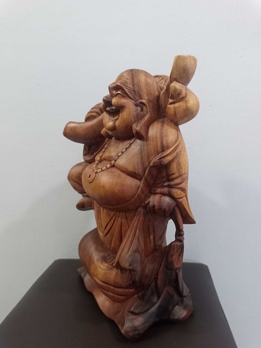 Голяма скулптора от дърво Буда