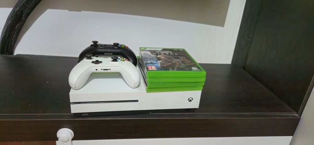 Xbox one s 500 gb 2 manete si 4 jocuri.