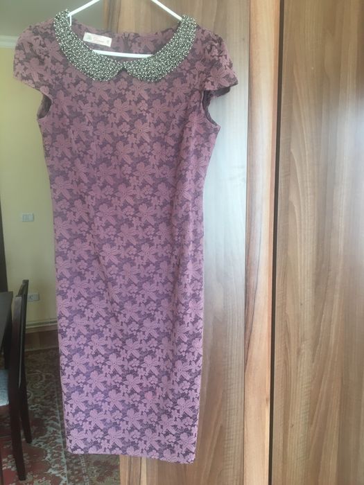 Vand rochie marimea 42 .