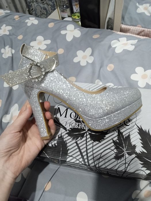 Ayollar tuflisi razmer 39 1marta kiyilgan ichlari toza narxi 150ming