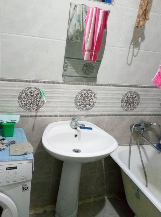 Uy sotiladi. The house is for sale. Дом продается.