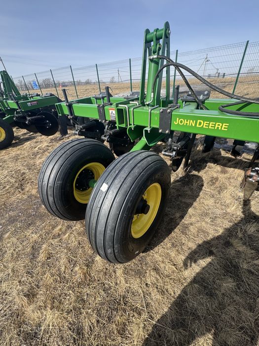 Глубокорыхлитель-щелеватель John Deere 2100