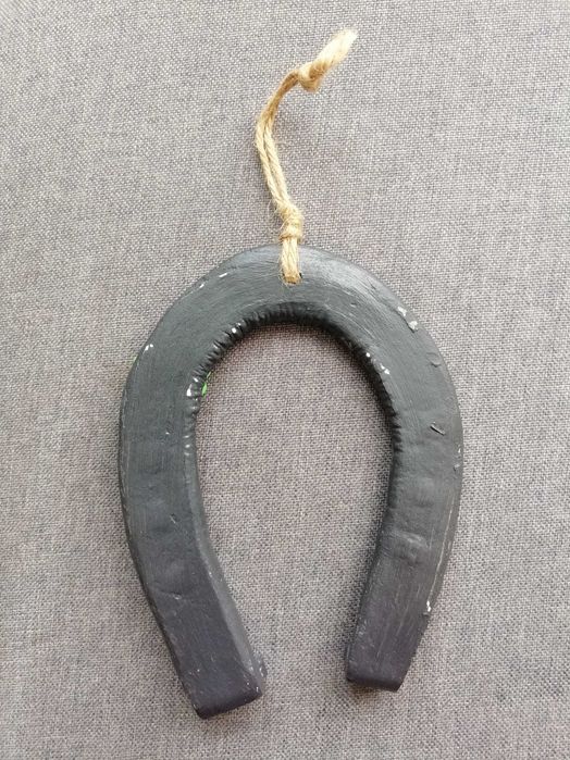 Сувенири от бяла и кафява керамика.