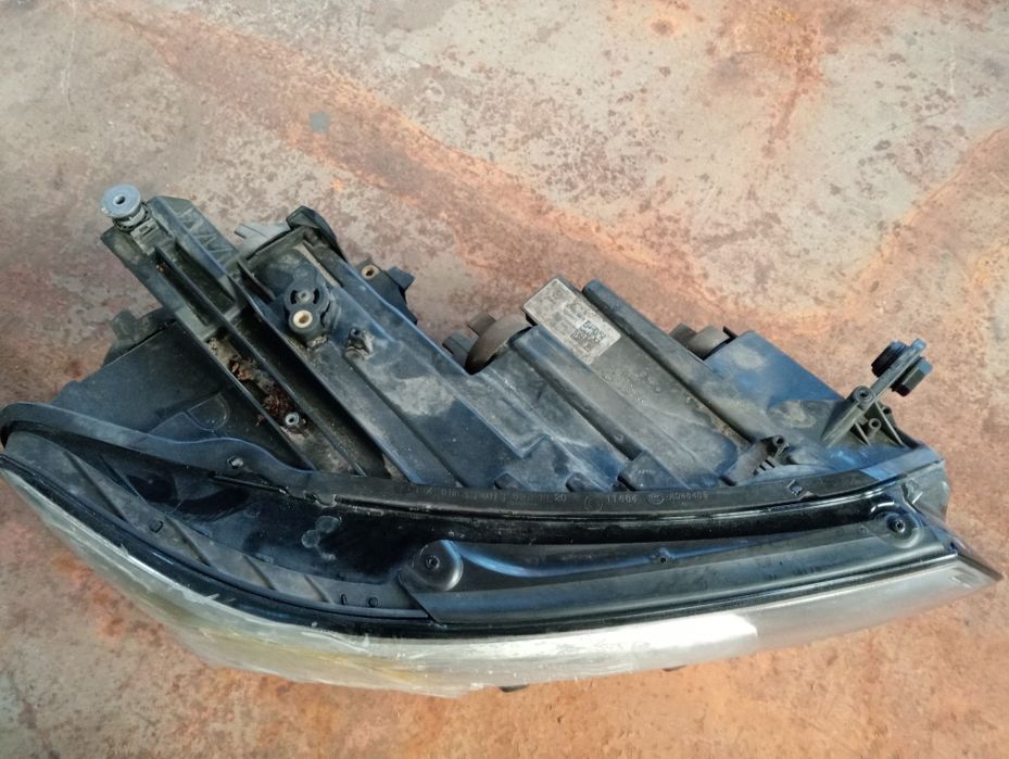 Vând far dreapta passat b8