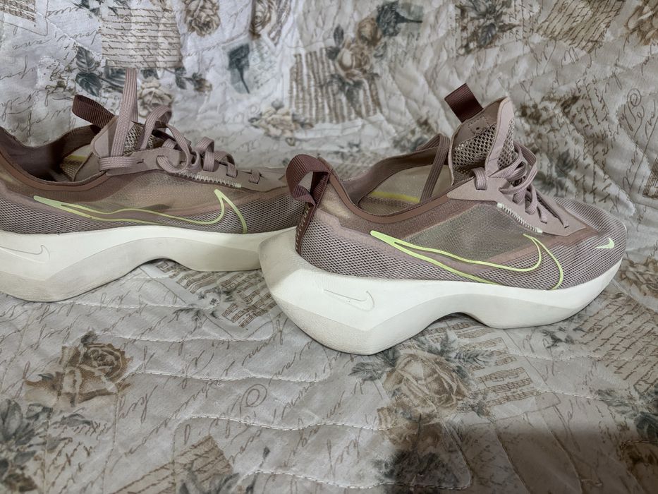 Продават се дамски маратонки NIKE