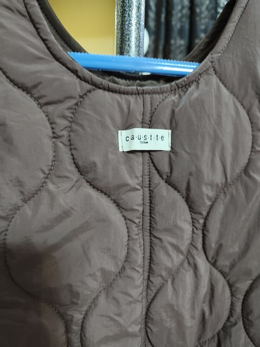 Стильный стеганый сарафан для девочки, размер 130 (новый)