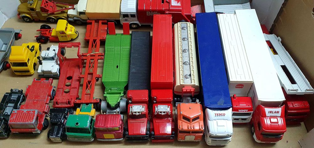 Дайкаст колички и влекачи различни мащаби марки Matchbox Corgi Burago