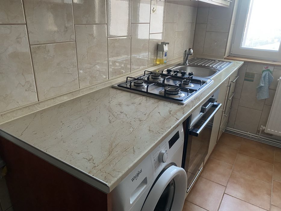 Mobila bucatarie utilata cu hota, plita pe gaz si ghiuveta