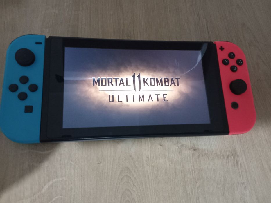 Nintendo switch 1 și jocuri mk11 mario cart deluxe și fifa23 (cluj)