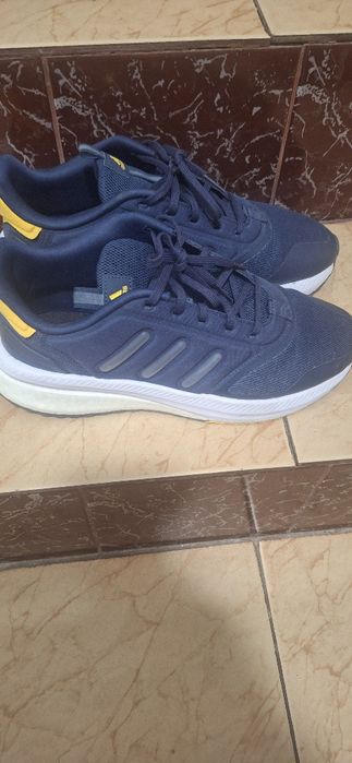 Продавам маратонки adidas