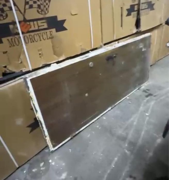 Есік. Темір есік. Железный дверь.