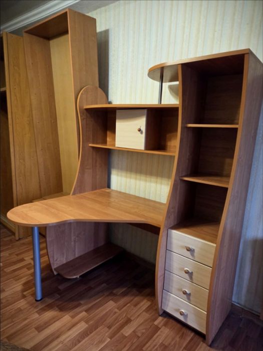 Письменный компьютерный стол с полками