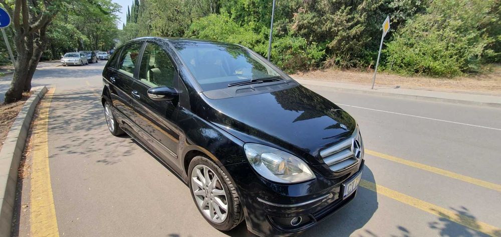 Лек автомобил Mercedes B200