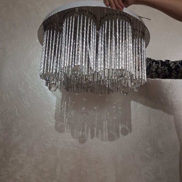 Продам люстру