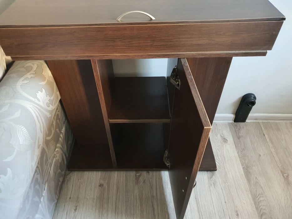 Продавам аквариум 120 л.с дървена поставка