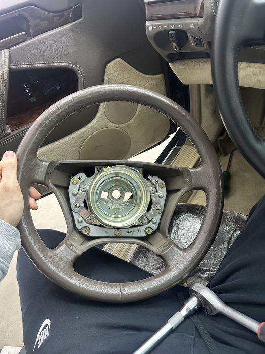 Кожен волан за mercedes w140