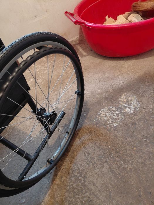 Почти новая инвалидная коляска