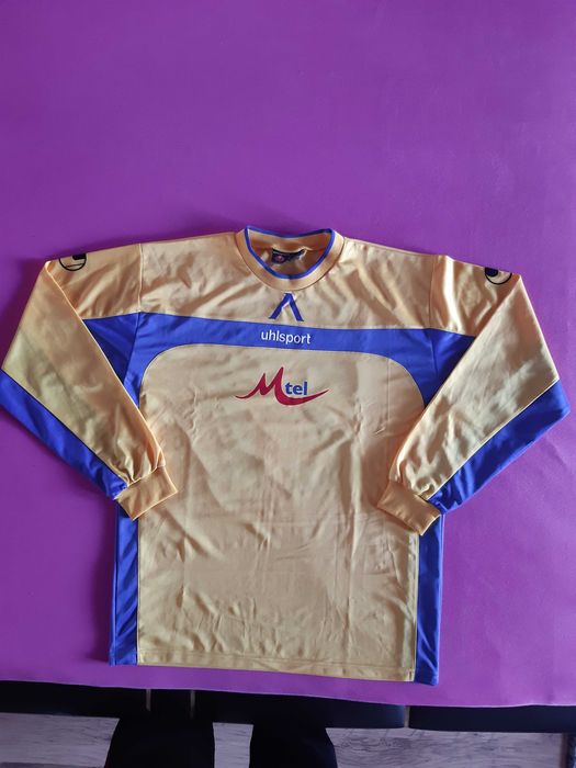 Екип жълт (фланелка и гащета) на Левски на Седрик Бардон