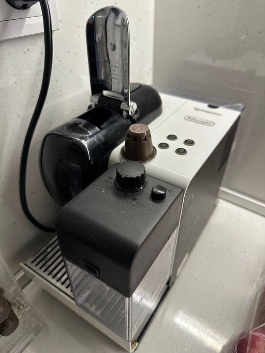 DeLonghi Nespresso кафе машина с капсули неспресо