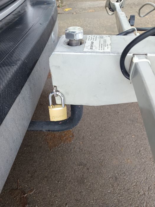 EUFAB багажник за велосипеди, монтира се на задна врата и на теглич.