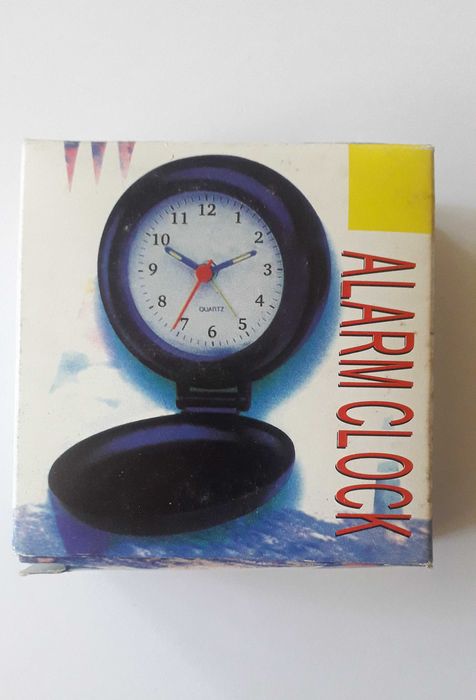 часовник будилник кварцов за маса и път уникален и красив