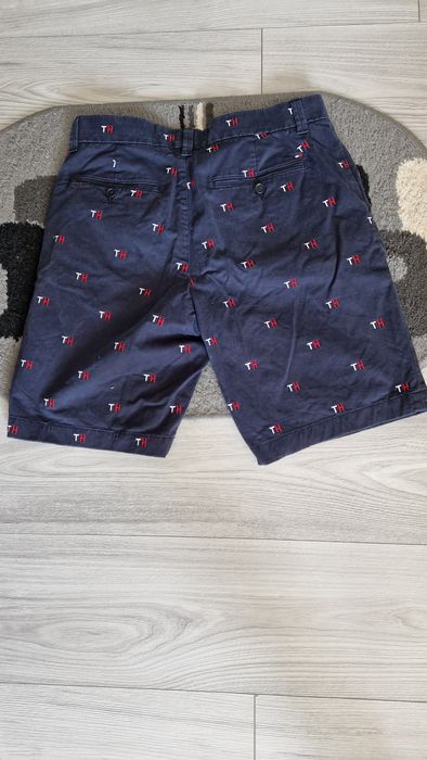 Vând blugi toți hilfiger