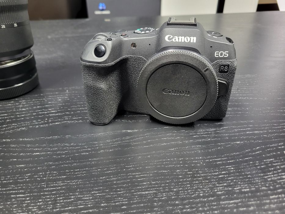 Vând Canon EOS R8
