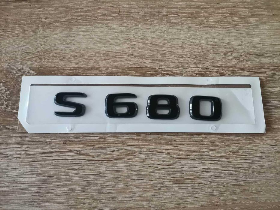 черен надпис Mercedes-Maybach S 680