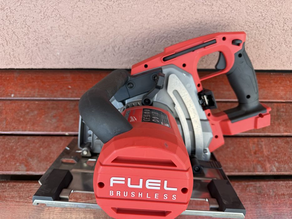 Milwaukee circular pentru metal pe acumulator