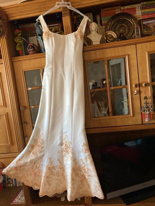 Rochie de mireasa (pentru o fata micuta si foarte slabuta)