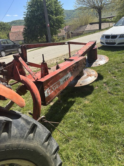 Vand tractor fiat 640 cu cositoare si grebla