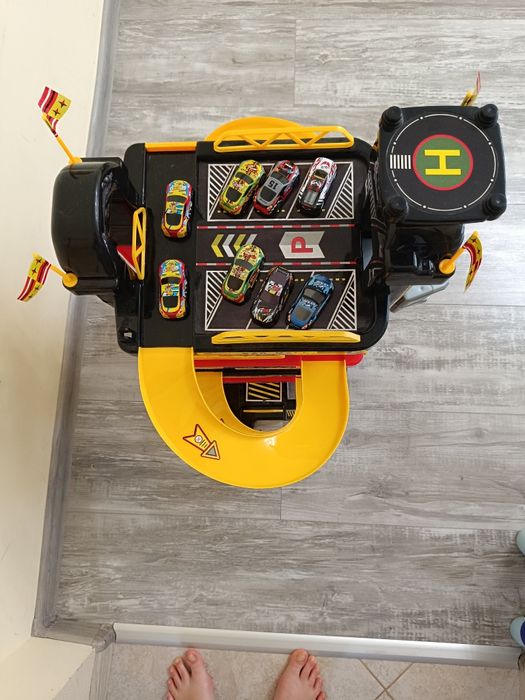 Детски паркинг гараж с асансьор