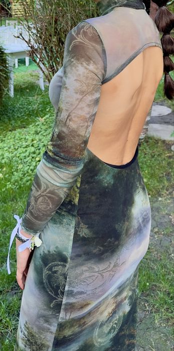 Елегантна дълга рокля с гол гръб