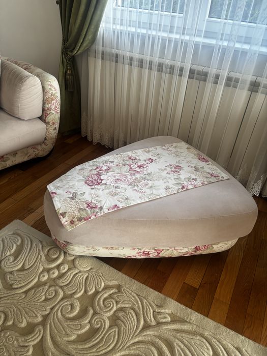 Canapea fotoliu si masuta