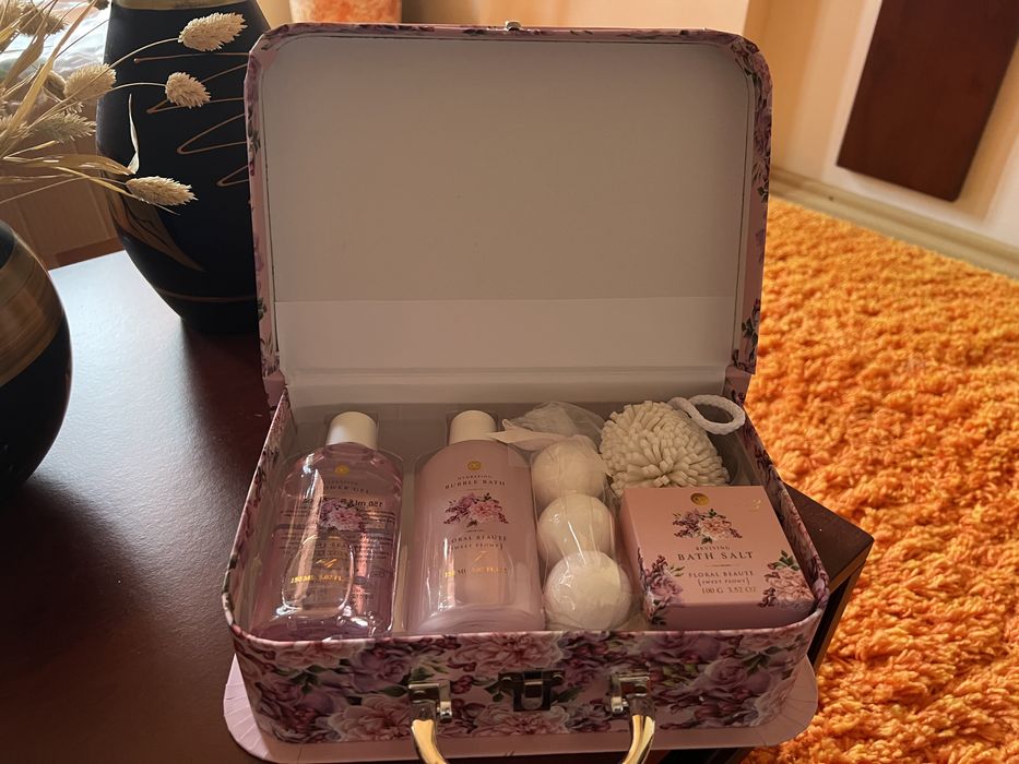 Cosmetice- gel de dus, lapte de corp, burete etc