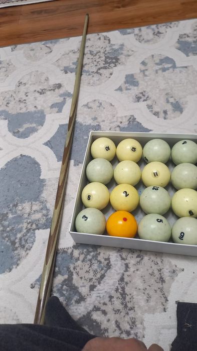 Бильярдный шарик и кия