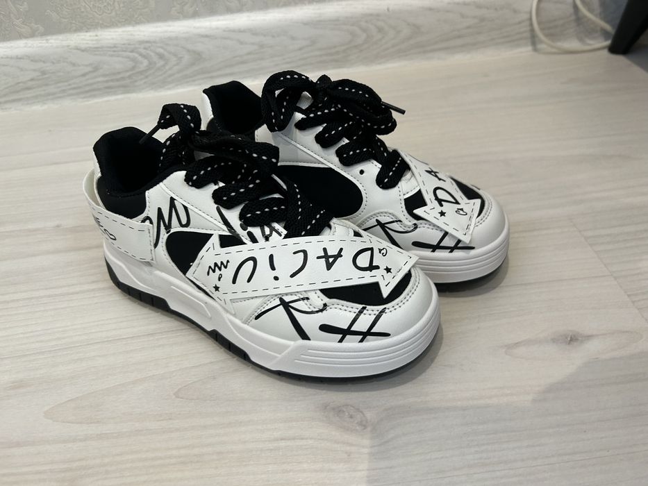 Продам женские кроссовки