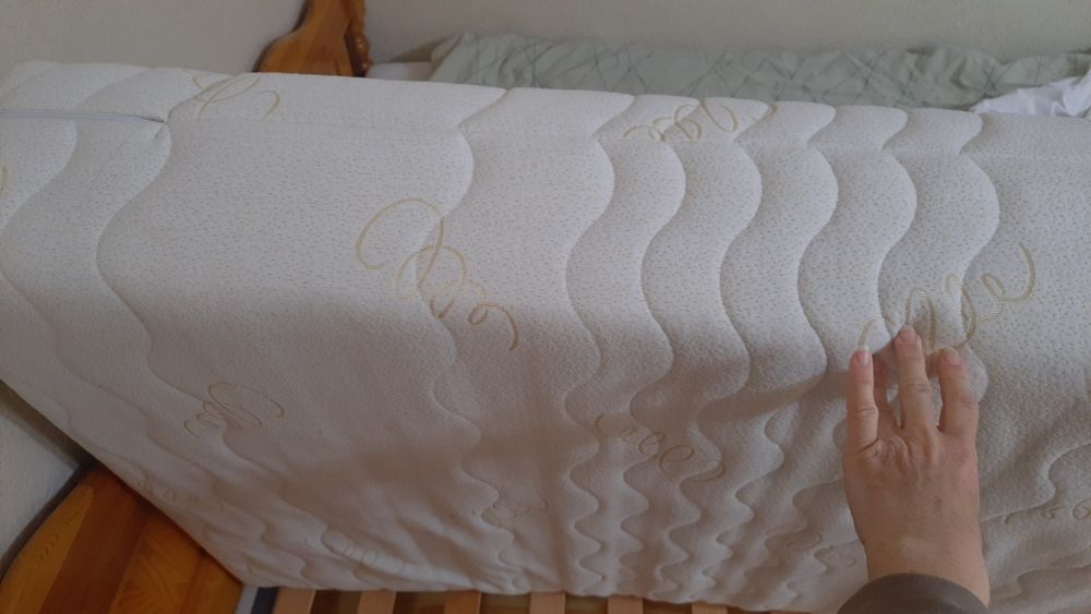 Продавам две единични легла комплект(  легло+ рамка+матрак)