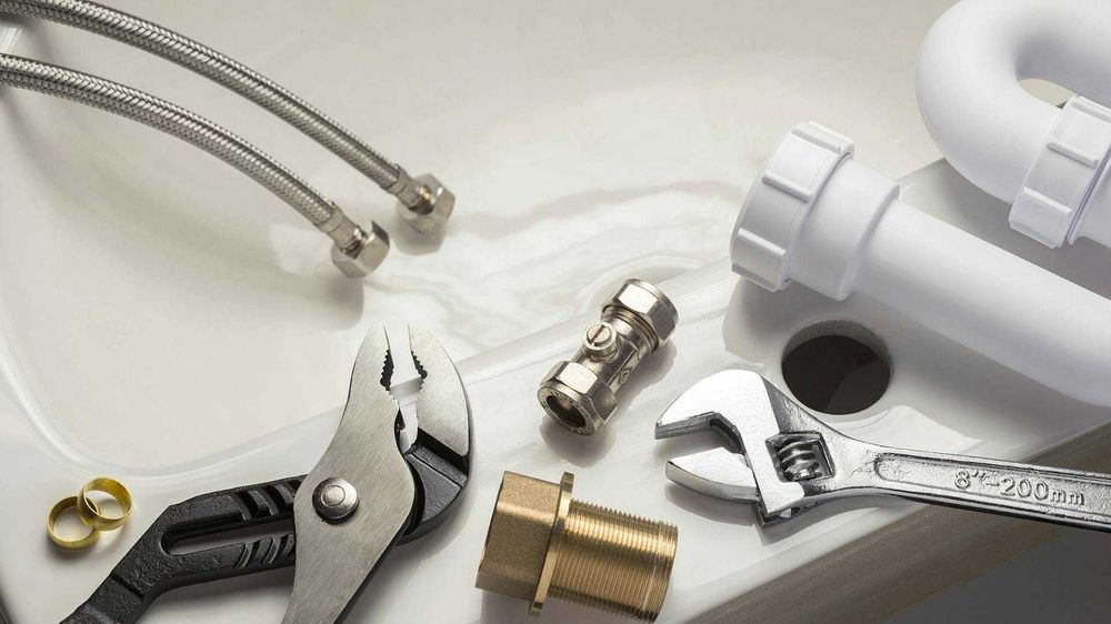 Electrician calificat/instalator sanitar/Intervenții și reparații