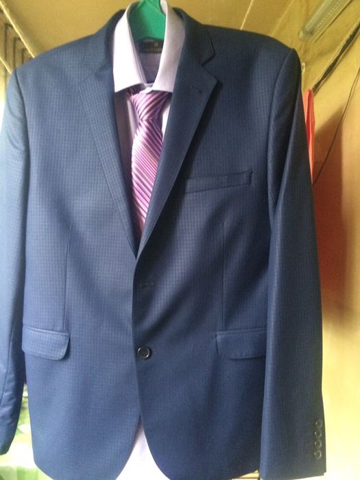 Костюм+рубашка +галстук 48 размер