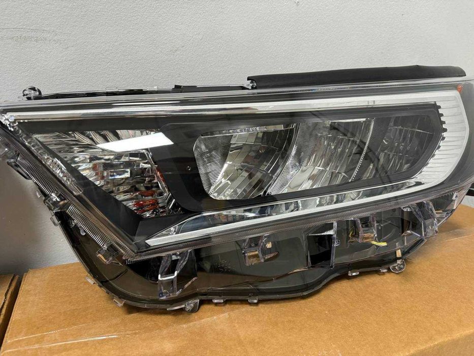 Фара на RAV4 2019 между 2023