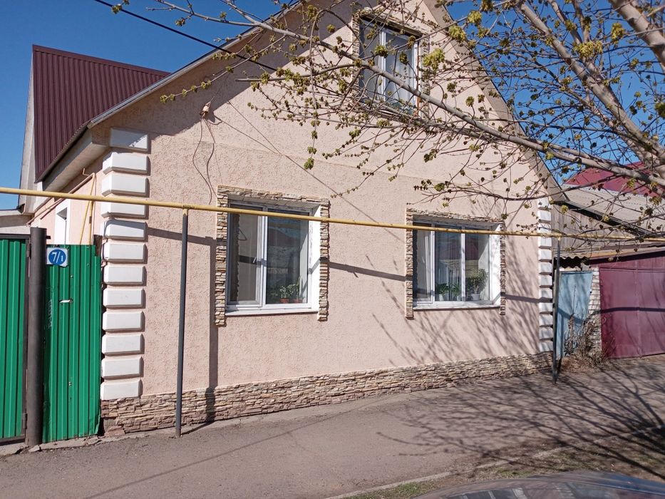Продам монсардный дом в центре города рядом с рынком по улице Айтиева