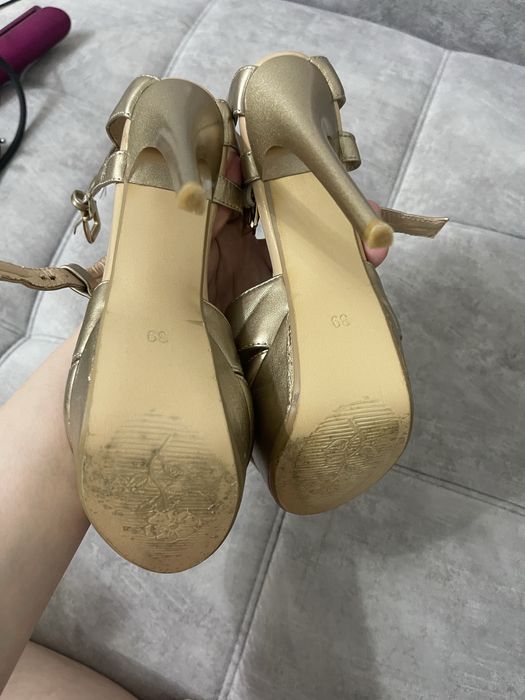 Туфли на высокой шпильке