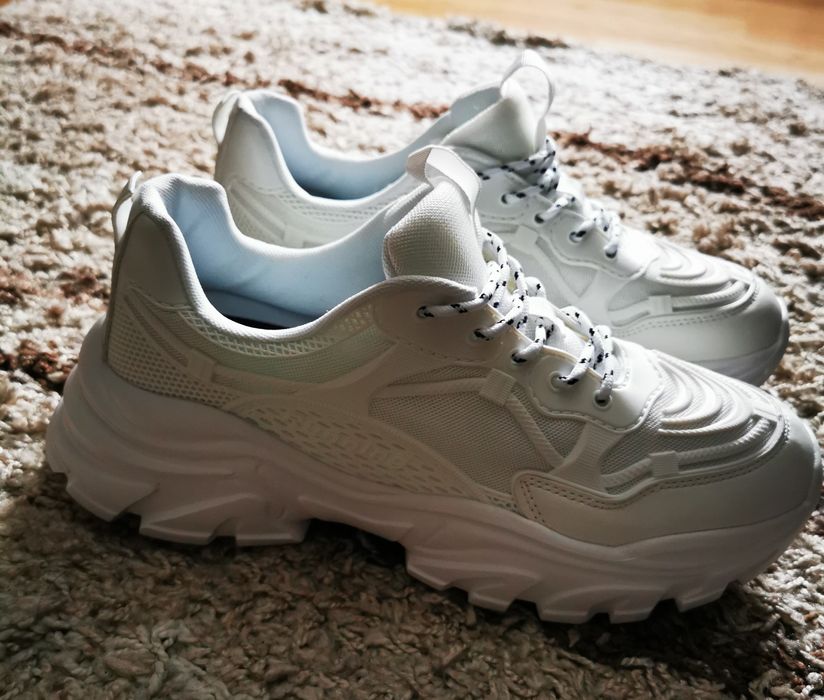 Кроссовки. Новые. Лёгкие.