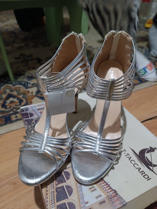 Продам босоножки