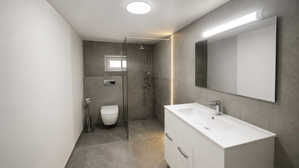 Casa la curte recent renovată și mobilată partial (bucătărie mobilată și utilată totul noua, baie complet amenajată totul modern și noua )